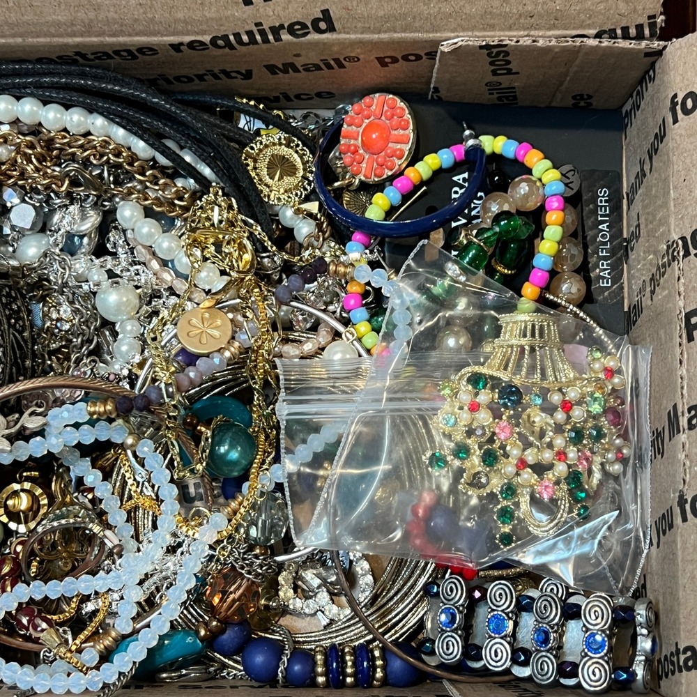 2.6 Lbs Craft Jewelry Lot Broken Repair Repurpose Wearable Harvest Resell - Picture 3 of 8